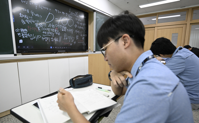 2027학년도 대학수학능력시험을 100일 앞둔 11일 오전 대구 수성구 능인고등학교에서 고3 수험생들이 자습을 하고 있다.
이윤호기자 yoonhohi@yeongnam.com