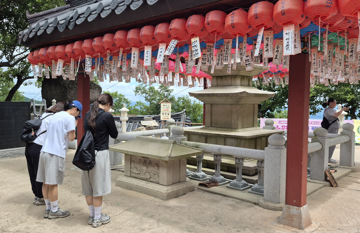 2027학년도 대학수학능력시험을 100일 앞둔 11일 오전 경북 경산 팔공산 선본사 만불대원탑 앞에서 학부모와 수험생이 좋은 결과를 기원하며 기도하고 있다. 조윤화 기자