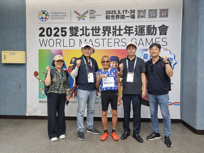 2026 대구세계마스터즈육상경기대회 최고령 참가 등록자인 106세의 태국 선수 사왕 잔프람(가운데). 2026 대구세계마스터즈육상경기대회 조직위 제공