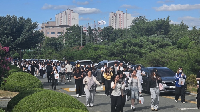 11일 대구 경북기계공고에서 검정고시를 마친 수험생들이 고사장을 빠져나오고 있다. 구경모 기자