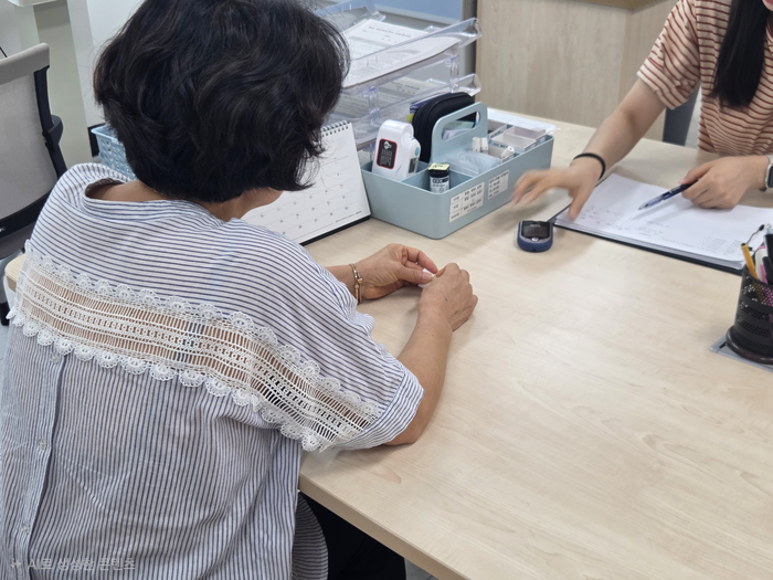 11일 대구 수성구 범어3동 행정복지센터 통합건강관리실을 방문한 이모씨가 혈당 검사를 진행하고 있는 모습. 최시웅기자