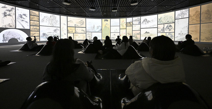 지난해 달빛동맹 한마음 행사 2025 달빛소나기에 참가한 광주 시민들이 대구간송미술관에서 작품을 감상하고 있다. 영남일보 DB