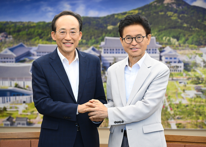 추경호 대구시장(왼쪽)과 이철우 경북도지사가 대구·경북 행정통합 추진에 뜻을 모으고 있다. 경북도 제공