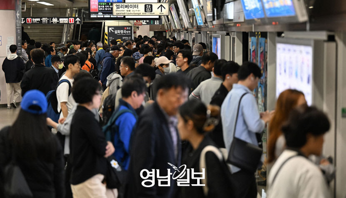 대구도시철도 2호선 반월당역 승강장이 시민들로 북적이고 있다. 영남일보 DB