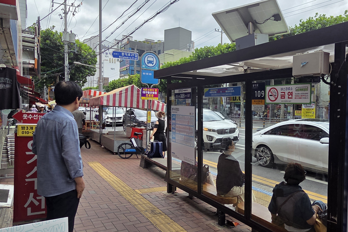 대구 남구에는 167개의 버스정류장이 있지만, 스마트쉘터는 단 한 곳도 없다. 지난 12일 대구 남구 봉덕시장 앞 버스정류장에서 시민들이 버스를 기다리고 있다. 박준상 기자