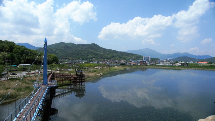 남계지. 물가 갈대밭 습지를 가로지르는 데크 교량과 정자 쉼터, 출렁다리, 바위산폭포, 그리고 동산 숲이 이어져 아기자기한 정취가 있다.