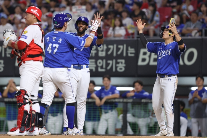 13일 광주 KIA챔피언스필드에서 열린 삼성과 KIA 경기 6회초 3점 홈런을 쏘아올린 강민호가 동료들과 하이파이브 하고 있다. 삼성 라이온즈 제공