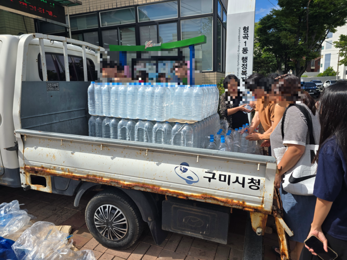 13일 오후 3시 30분 형곡1동 주민들이 행정복지센터에서 생수를 타기 위해 줄을 서 있다. 박용기기자