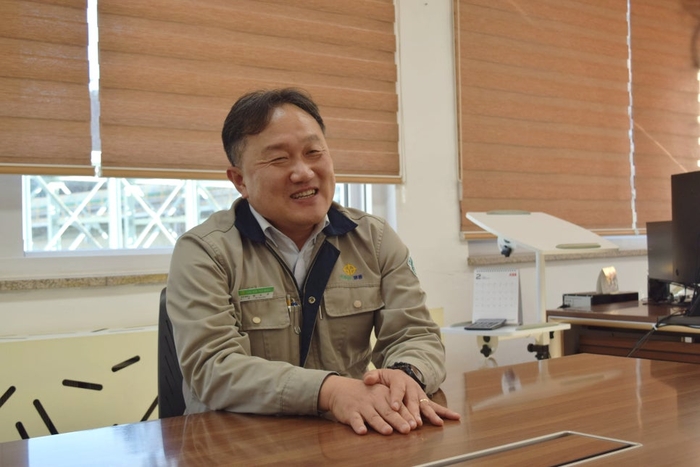 임노규 영풍 석포제련소장이 폐수 무방류 시스템(ZLD)에 대해 설명하고 있다.  영풍 제공