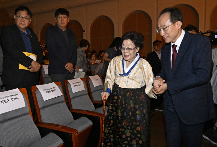14일 오후 대구 수성구 범어대성당 드망즈홀에서 열린 ​2026 일본군 위안부 피해자 기림의 날 기념 추모와 위로의 음악회에서 추경호(오른쪽) 대구시장이 일본군 위안부 피해자 이용수 할머니와 자리로 이동하고 있다. 이윤호기자