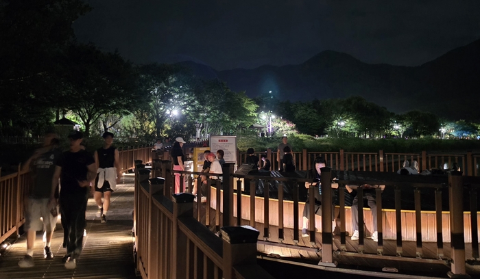 지난 13일 오후 9시쯤 대구 달서구 도원동 월광수변공원에서 시민들이 수변 데크길을 따라 산책하고 있다. 더위가 한풀 꺾이면서 공원에는 저녁 나들이를 나온 시민들의 발길이 이어졌다. 김민진 수습기자