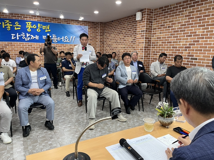 지난 12일 안병윤 예천군수가 풍양면행정복지센터에서 마지막 소통 한마당을 진행하며 주민의 질문을 메모하며 듣고 있다. 장석원기자