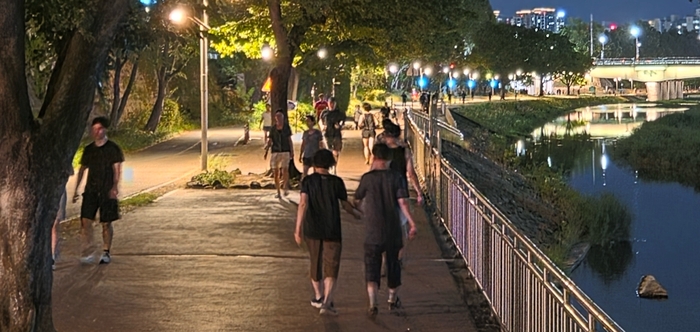 지난 13일 밤 대구 신천에서 시민들이 산을 하고 있다. 폭염이 누그러지면서 운동을 위해 신천을 찾는 시민들의 발길도 늘고 있다. 안성태 수습기자