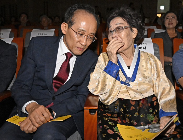 14일 오후 대구 수성구 범어대성당 드망즈홀에서 열린 ​2026 일본군 위안부 피해자 기림의 날 기념 추모와 위로의 음악회에서 추경호(왼쪽) 대구시장이 일본군 위안부 피해자 이용수 할머니와 이야기를 나누고 있다. 이윤호기자