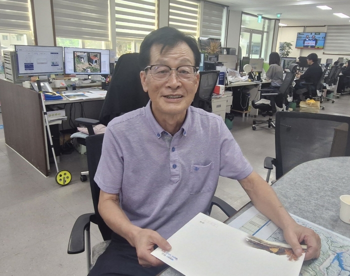 영천시 임고면 행정복지센터에서 농촌의 미래와 비전, 주민 애정에 대하여 열정적으로 인터뷰를 하고 있는 이병락 임고면 이장협의회장. 남정해 기자