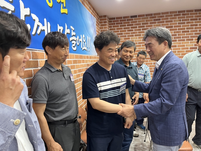 지난 12일 안병윤 예천군수가 풍양면행정복지센터에서 마지막 소통 한마당을 마친 뒤 참석한 주민들과 악수를 나누고 있다. 장석원기자
