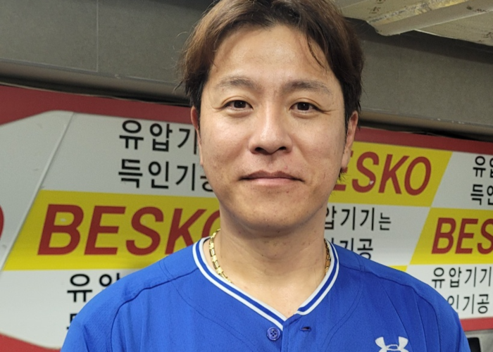 지난 13일 광주 KIA챔피언스필드에서 열린 삼성과 KIA 경기 종료직후 취재진과 인터뷰를 마친  강민호가 포즈를 취하고 있다. 임훈기자
