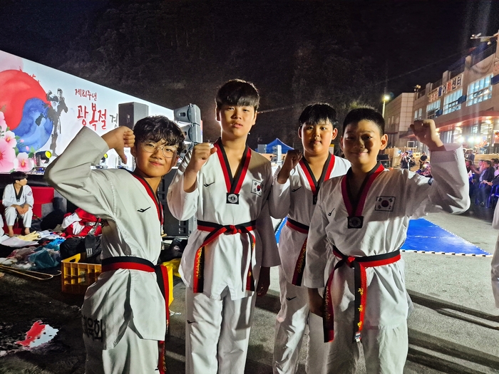 태권도 시범 공연을 위해 경북 영천에서 울릉도를 찾은 거여초등학교 선수들. 홍준기 기자