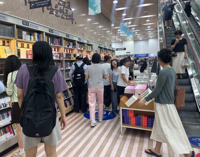 지난 15일 대구 동성로에 위치한 교보문고 대구점. 발 디딜 틈 없이 인파가 몰렸다. 조현희 기자