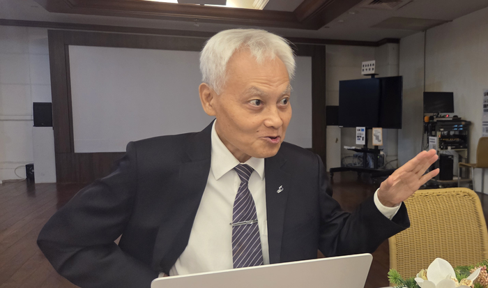 장쭝이 츠지재단 부집행장이 화롄현에 위치한 재단 본부 교육강의실에서 재단에 대해 설명하고 있다.