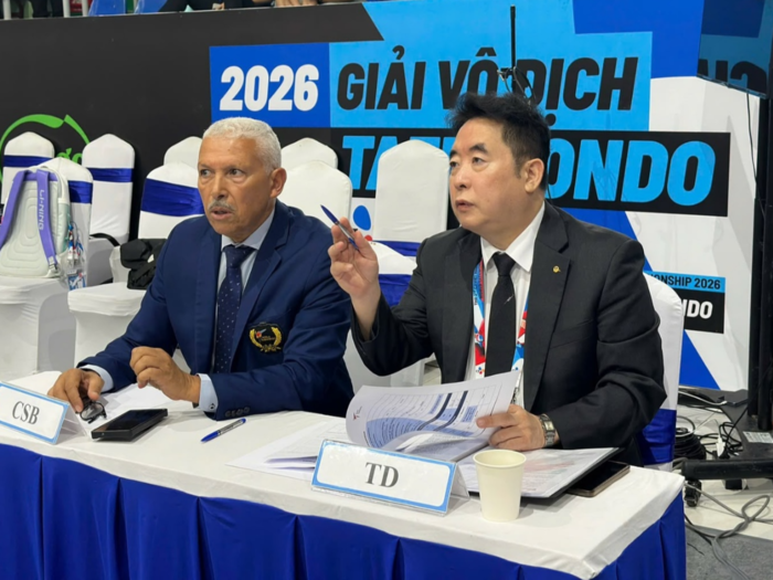 해외 태권도 관계자와 함께 대구2026 세계대학태권도페스티벌을 감독하고 있는 정병기 계명대 태권도학과 교수(오른쪽). 정병기 교수 제공