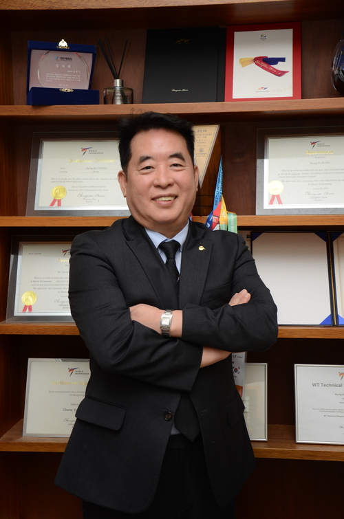 정병기 계명대 태권도학과 교수가 지난 11일 영남일보와의 인터뷰 직후 자신의 연구실에서 포즈를 취하고 있다. 임훈기자
