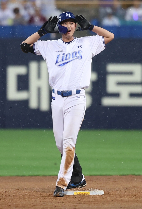 지난 15일 대구삼성라이온즈파크에서 열린 삼성과 한화 경기 중 안타를 기록한 구자욱이 세리머니 하고 있다. 삼성 라이온즈 제공