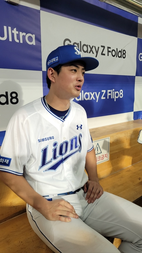 지난 14일 대구삼성라이온즈파크에서 열린 삼성과 한화 경기 직후 구자욱이 3루 더그아웃에서 취재진과 대화를 나누고 있다. 임훈기자