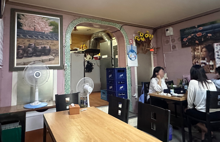 B술집의 가게 내부. 오래된 노포 식당이었지만 깔끔했다. 조현희 기자