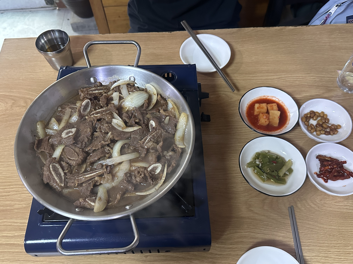B술집의 메인 메뉴 LA갈비. 2만2천원의 합리적인 가격으로 음식의 맛 역시 우수했다. 조현희 기자