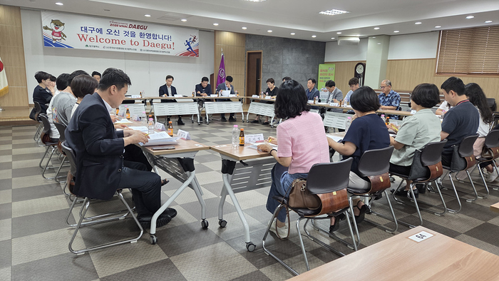 대구시는 2026 대구세계마스터즈육상경기대회에 대비해 대한숙박업중앙회 대구시지회, 한국외식업중앙회 대구시지회, 구·군 위생부서 등과 합동 간담회를 열고 대회 기간 안전한 숙식 관리와 이용객 불편 사항 최소화 방안 등을 논의했다. 대구시 제공