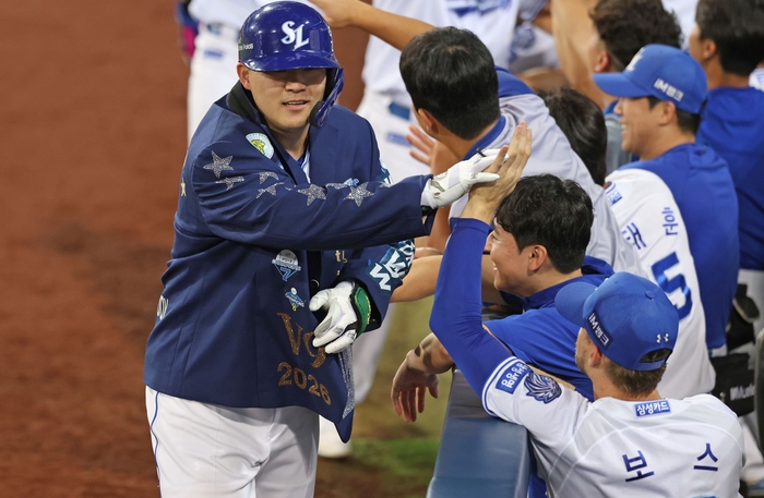 19일 대구삼성라이온즈파크에서 열린 삼성과 SSG 경기 4회말 쓰리런 홈런을 쏘아올린 전병우가 팀 동료들과 하이파이브 하고 있다. 삼성 라이온즈 제공