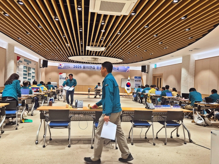 지난 18일 오후 10시, 경북 울릉군 한마음회관에 마련된 2026 을지연습 상황실에 상부에서 내려온 상황이 전달되자 늦은 밤까지 조용하던 상황실의 분위기가 순식간에 달라지고 있다. 홍준기 기자