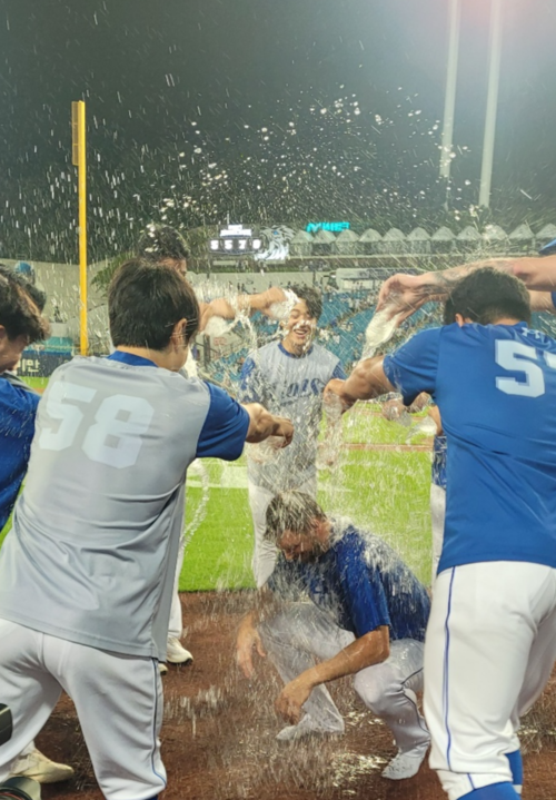 19일 대구삼성라이온즈파크에서 열린 삼성과 SSG 경기에서 선발승을 거둔 보스(가운데)가 경기 종료 후 동료들로부터 축하 물세례를 받고 있다. 임훈기자