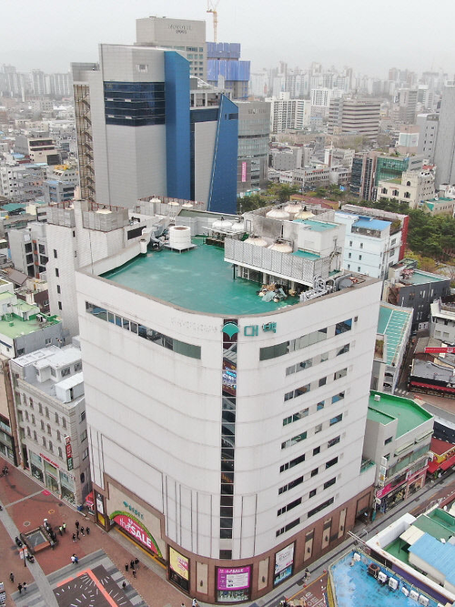 대구백화점 주식 매매 거래 종결일이 연기된 가운데 향후 경영 매각 절차에 따라 80년 향토 유통기업의 향방이 다시금 갈릴 전망이다. 영남일보 DB