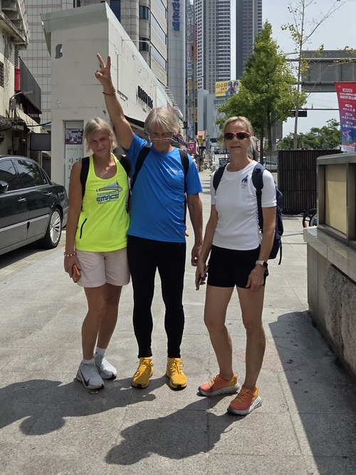 20일 대구 중구 동성로에서 2026대구세계마스터즈육상경기대회 참가자인 크리스티(여·61·에스토니아·왼쪽부터), 프레드(57), 에르게(여·58)씨가 쇼핑과 관광을 즐기고 있다.  동경민 수습기자