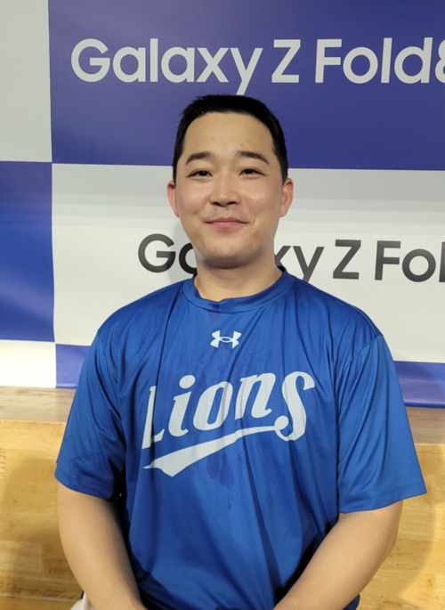지난 19일 대구삼성라이온즈파크에서 열린 삼성과 SSG 경기 직후 삼성 내야수 전병우가 취재진과의 인터뷰에 앞서 사진 촬영 포즈를 취하고 있다. 임훈기자