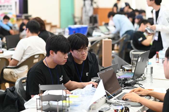 ILRC 물류로봇 경진대회에 참가한 AI소프트웨어학부 학생들. 경운대 제공