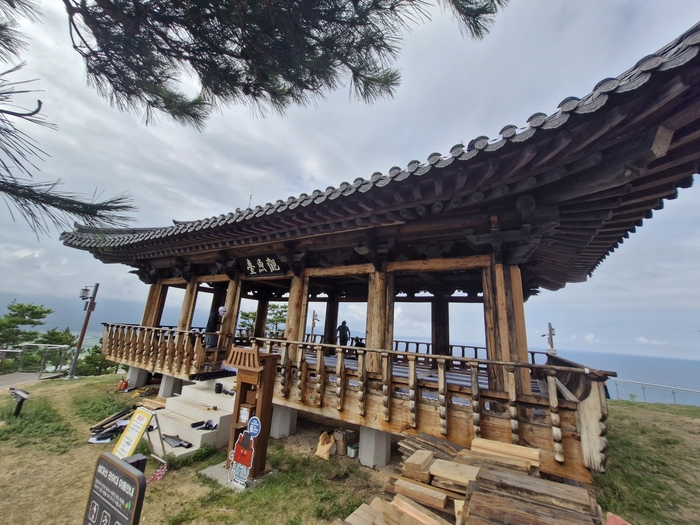 영덕군 영해면 상대산 정상부에 자리한 관어대. 시원하게 트인 누각에 오르면 영해평야와 고래불해수욕장, 푸른 동해를 두루 조망할 수 있다. 고려 말 대학자 목은 이색의 시문에도 등장하는 관어대는 영해의 역사와 자연 풍광이 한데 어우러진 명소다. <남두백 기자>