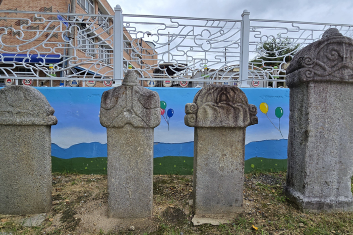 김천도역 목장이었던 김천초등학교 교정에는 이임(離任)한 찰방(역장)의 업적을 담은 선정비 4기가 서 있다. 박광제 사진작가 제공