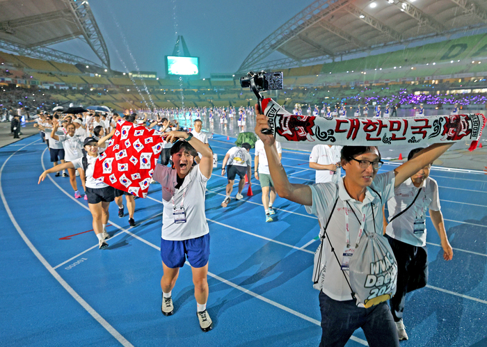 21일 오후 대구 수성구 대구스타디움에서 열린 2026대구세계마스터즈육상경기대회 개회식에서 한국 선수단이 입장하고 있다.
이윤호기자 yoonhohi@yeongnam.com