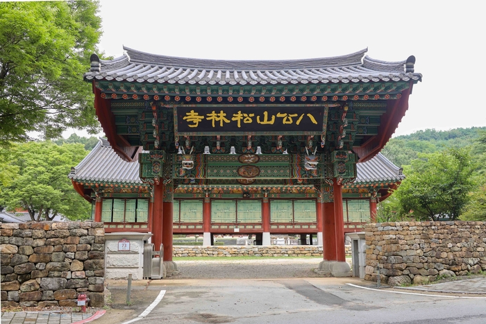 21일 오전 비가 그친 후 찾아간 칠곡 송림사. 일주문 너머로 대웅전과 사찰의 전경이 들어온다. 마준영 기자