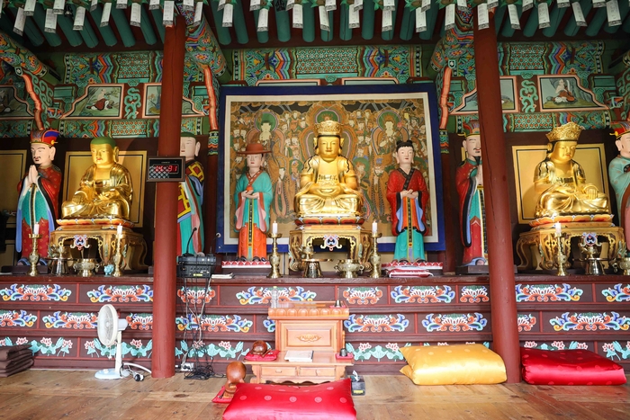 석조삼장보살좌상과 목조시왕상이 자리하고 있는 송림사 명부전 내부 모습. 마준영 기자