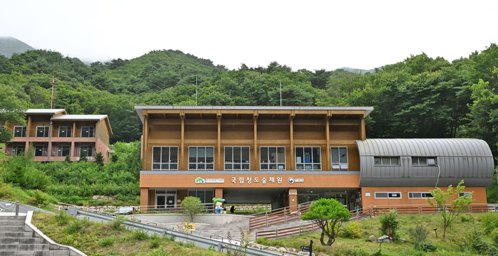 청도 운문산자연휴양림 옆에 자리한 산림청 산하 국가 산림교육센터 국립청도숲체원. 예약을 하면 공예, 밧줄과 해먹 프로그램, 숲 해설 등의 다양한 체험도 가능하다.