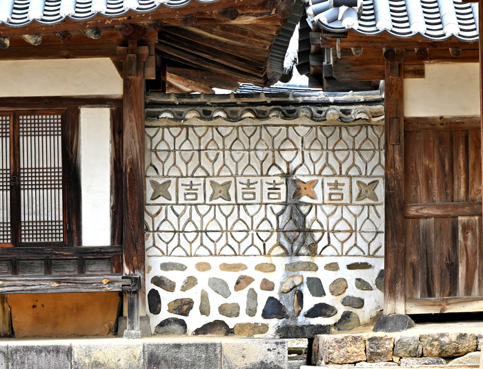 청도 금천면 운강고택 사랑채(왼쪽)와 중문채 사이의 벽.