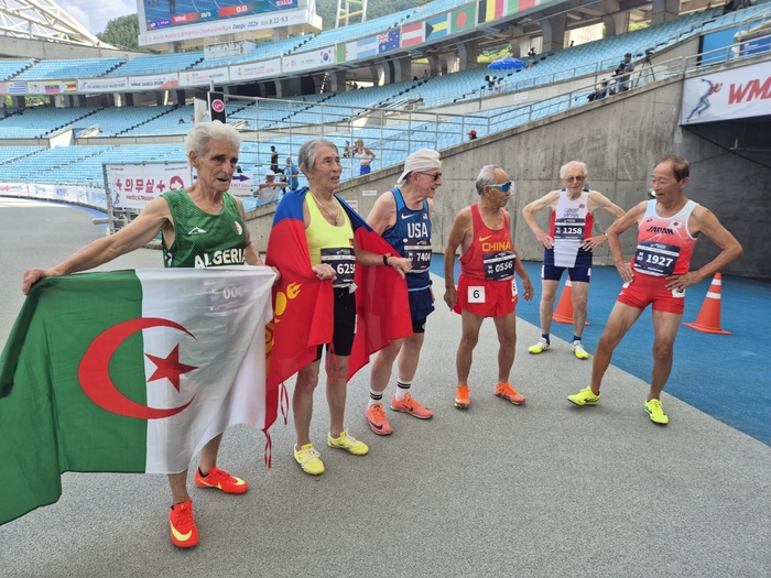 23일 오후, 2026 대구세계마스터즈육상경기대회 남자 90세 이상 100m 달리기 결승전에 참가한 선수들이 경기 후 서로를 격려하며 기념촬영을 하고 있다. 노진실 기자