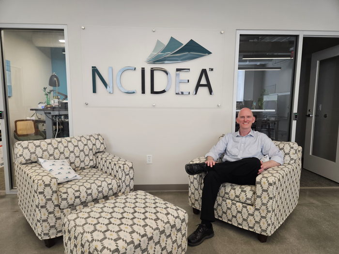 지난 6월4일(현지시각) 벤 레딩(Ben Redding) NC IDEA 최고재무책임자(CFO)가 미국 노스캐롤라이나 NC IDEA 사무실에서 영남일보와 인터뷰한 뒤 기념촬영을 하고 있다. 정지윤 기자