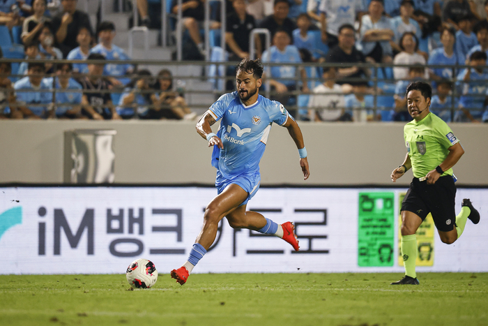 대구FC 세징야가 지난 22일 부산아이파크와의 홈경기에 교체 출전하며 개인 통산 300번째 K리그 무대를 밟았다. 대구FC 제공