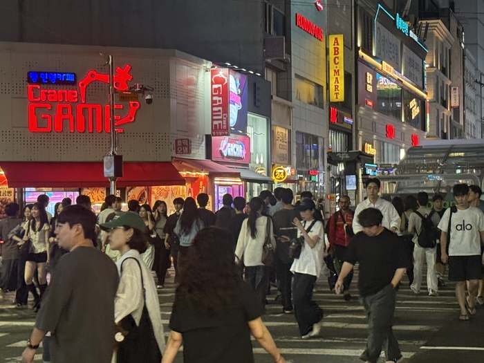 2026대구세계마스터즈육상경기대회 개막 후 첫 주말 밤인 22일 오후 9시쯤 찾은 대구 중구 동성로는 늦은 시간에도 활기가 넘쳤다. 구경모 기자