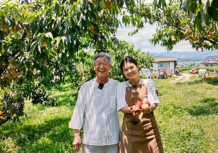 별마루 농원(의성 단밀) 정용선(68, 왼쪽) 대표와 막내딸인 한글(32)씨가 농원에서 환하게 웃고 있다. <별마루 농원 제공>